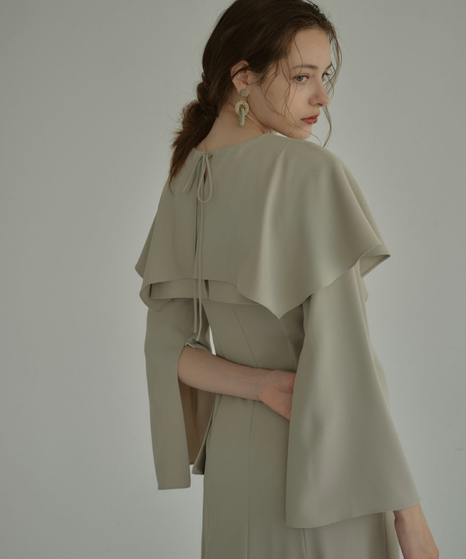 アンドレスド ワントーンケープドレス 結婚式 お呼ばれ ドレス