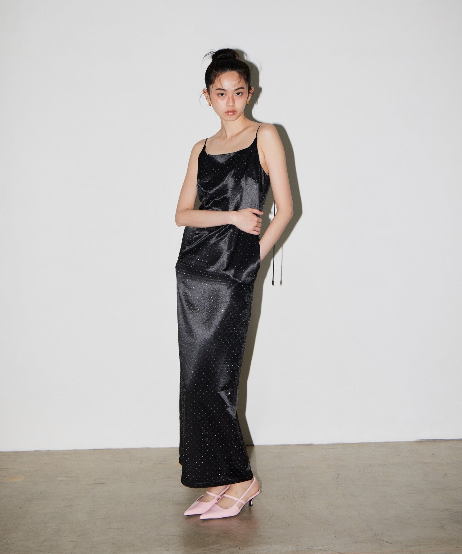 glossy satin back ribbon dress | ANDRESD